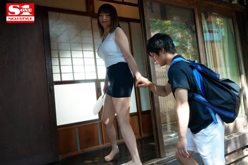 Anh chàng dâm dục cây hàng khi nhìn trộm em họ vụng trộm với chồng