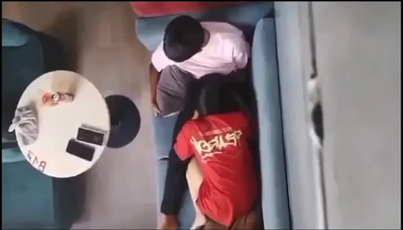 Quay lén bồ liếm bú cho gấu nơi công cộng