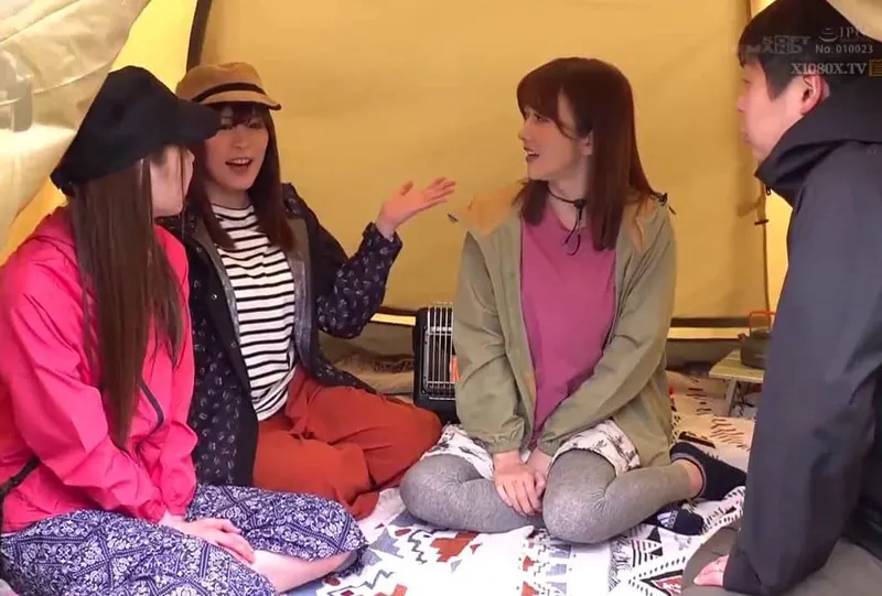 Chuyện lạ đời, anh xã thay người vợ đi cắm trại với mấy cô bạn của vợ ở khu phố…