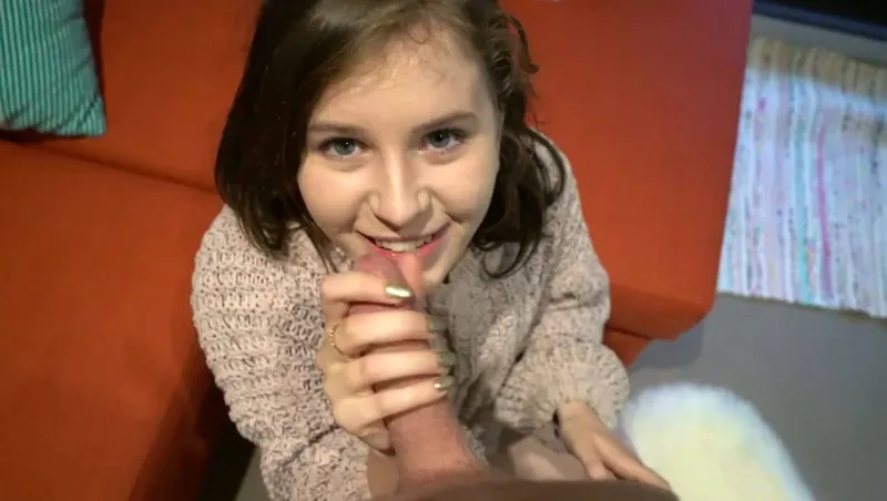 Bắn tinh ngập chiếc âm đạo hồng của con ghệ dễ thương