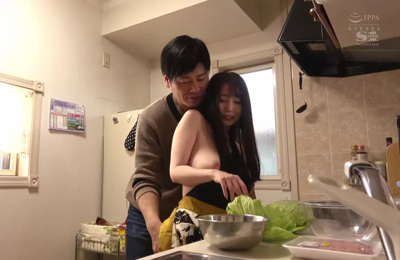 Nghi ngờ người vợ lén lút, gã chồng lén lắp camera và chứng kiến tất cả